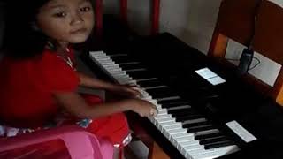 Khalisa bermain Piano