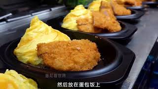 韩国街头的旋风蛋包饭搭配猪排，每份售价54元，一天能卖出上千份