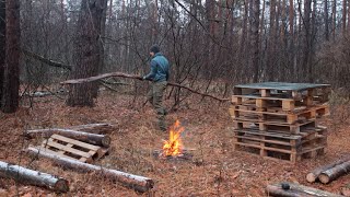 A man built a sauna in the woods using old pallets. Part 1