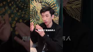 女人提升自己的自身魅力来吸引男人，她的社交技巧和恋爱经验都会比你丰富很多。