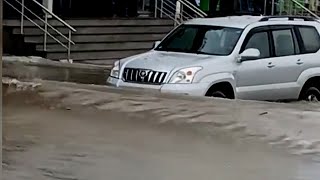 Yağış sularına qərq olan Bakının yolları