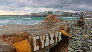 Новороссийск. пляж АЛЕКСИНО.Шторм.Люди купаются ЛЕТАЮТ. Black Sea Russia. Beach Storm.people fly