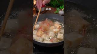 将大虾和豆腐结合在一起，出锅瞬间变成一道人间美食，咸蛋黄豆腐拼虾仁，咸香味美，好吃到流口水。#咸蛋黄焗虾 #豆腐