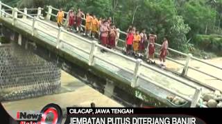 Jembatan yang menghubungkan desa di Cilacap putus diterjang banjir bandang - iNews Malam 25/02