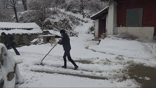 农村下大雪了，早上起来都要扫雪，你们干过这样的活吗？