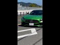 静かに走り去るベンツamg gt