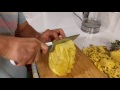 如何帮菠萝去皮。peeling pineapple