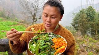 今天欧妹做个小葱炒辣椒，配着红菜苔直接盖饭吃了一大碗 Today, I made a delicious meal with scallions and chili