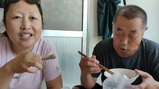 花29给老爸买衣服嫌不好，打包肉给父母送去，父母不满意不搭理我