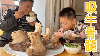 Buying two big beef bones for 27 yuan, full of bone marrow, sucking with a tube is really cool!