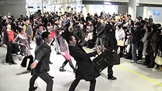 地下歩行空間で社交ダンス　札幌で「フラッシュモブ」 （2014/12/28）　北海道新聞