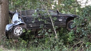 [03.07.2019] Auto op bizarre wijze tussen de bomen, twee gewonden Zwarteweg Eastermar