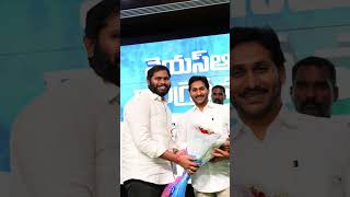 అన్న అందరూ బాగున్నార ప్రేమ తో చిరు నవ్వుతో బొకే ఇస్తూ. శ్రీ మంతు అన్న.