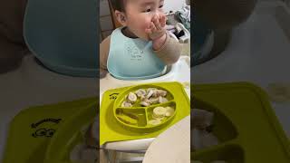 手のひらについたバナナを器用に食べる赤ちゃん【生後11ヶ月】#baby #赤ちゃんのいる生活 #育児 #つかみ食べ #離乳食　#shorts