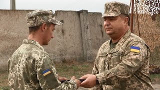 МІНІСТР ОБОРОНИ УКРАЇНИ НА ПЕРЕДОВІЙ НАГОРОДИВ ВІЙСЬКОВОСЛУЖБОВЦІВ