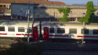 E402A.045+IC 580 con carrozze ICSUN in transito a Passignano sul Trasimeno il 27 luglio 2017