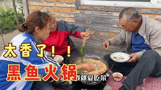 农民王小：打出3斤黑鱼涮火锅，剔骨剔肉老妈嫌麻烦，猫都馋疯了