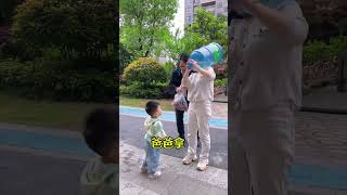 爸爸一点都不心疼妈妈，过分！ #funny#萌娃#整蛊