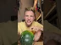 Melone mit Fingernagel öffnen Life Hack