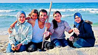 The last moments before the sea waves sweep away the tents of the displaced on the Gaza beach