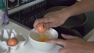 How to break eggs with one hand - Fast and Easy