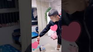 带东西给妹妹吃，明明内心是个很暖的人，可表面上永远那么冷酷😄 （抖音发布时间：2020年05月10日）