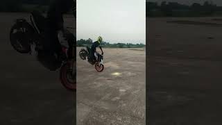 Rolling stoppie on mt-15 #mt15  #rollingstoppie #stoppie #stunts #stuntriding