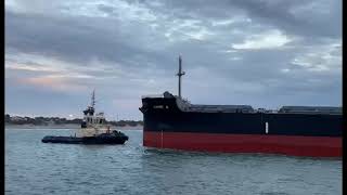 Impresionantes maniobras de los remolcadores ingresando buques a Puerto Quequén