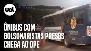 Ônibus com golpistas detidos durante invasão do Congresso chega ao DPE da Polícia Civil em Brasília