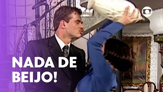 Serafim tenta beijar Catarina e recebe vaso na cabeça! | O Cravo e a Rosa | TV Globo