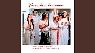 Lucia hon kommer