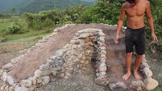 在地下建造水滑梯和石制游泳池