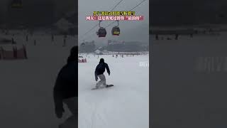 男子用滑雪板波浪式滑雪。