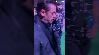 "Man of Golden 💛 " Salman Khan meet Crying fan During iifa awards..🙌.  #Salmankhan #iifa2023