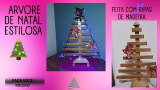 ARVORE DE NATAL ESTILOSA. FEITA COM RIPAS DE MADEIRA