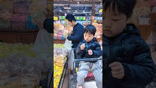 熊孩子逛超市，吓的爸爸赶紧买单！#Cute baby#Cute#呆萌小米宝#聪明宝宝#萌娃#整蛊#测试