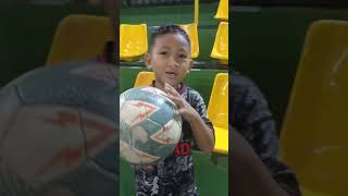 temenin abang main bola yuk