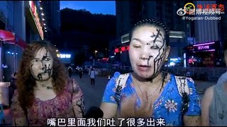 大妈跳广场舞扰民，突然被天降墨水泼一身，广场舞大妈秒变大花脸