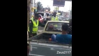 COP PUNCHES DRIVER WHEN REFUSING TO STOP / AMET GOLPEA CHOFER