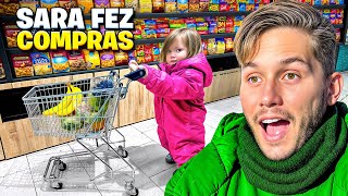 SARA com CARRINHO de SUPER-MERCADO faz COMPRAS ! | Família Galactica