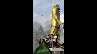 Bangladeshis take sledgehammer to golden statue of founder