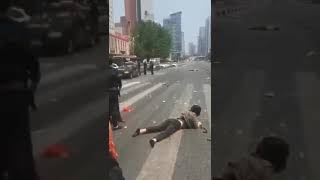 大连宝马撞向人群街拍