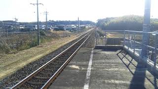 伊勢上野駅に停車する電車の動画です