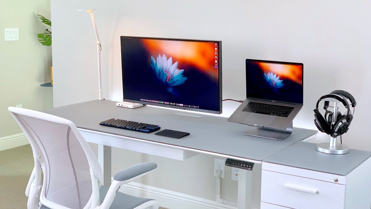 Apple Macbook Pro Desk Setup