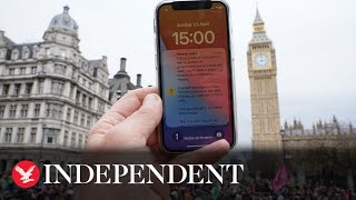 Moment emergency alert test goes off at London Marathon