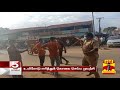 காவல்நிலையம் முன் மனைவியை உயிரோடு எரிக்க முயன்ற கணவன்