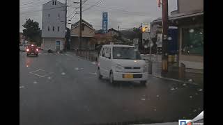 雨のマンホールで転倒