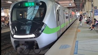 1221次基隆發車經由西部幹線開往新竹的銀綠色微笑號EMU900型十輛一編組EMU903區間車，1208次苗栗發車經由山線開往基隆的銀綠色微笑號EMU900型十輛一編組EMU934區間車