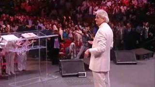 Benny Hinn bows before God (2)