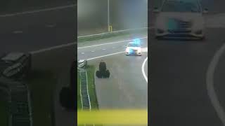 Man met koffers steekt snelweg A50 over 😱 | Shorts